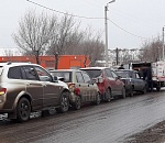 Скользкие улицы, машинки целуются: в Астрахани образовался паровозик из машин