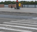 Фото дня: на астраханской набережной девочка села на памятник