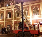 В центре Астрахани горел дом, в котором три года назад погибли при пожаре три человека