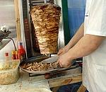 Под Астраханью 18 человек попали в больницу, отведав шаурмы