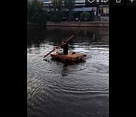 На маленьком плоту. Астраханцы гадают, куда направляется молодой человек на самодельном плавсредстве