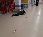 Соцсети сообщают о мужчине, который поселился в астраханском гипермаркете