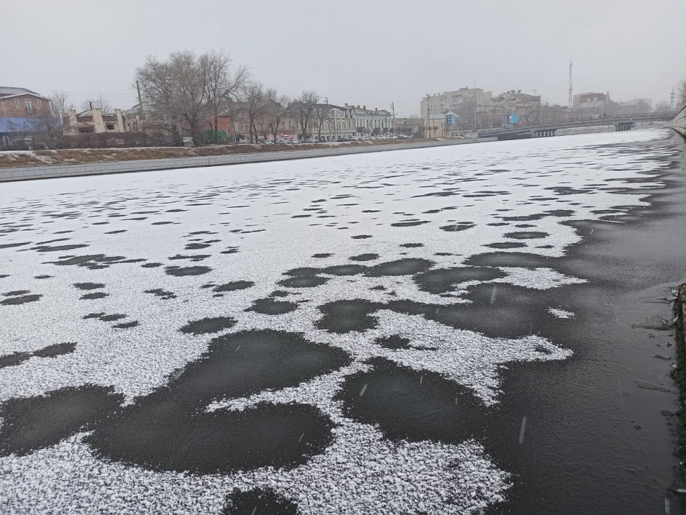 Синоптики не обманули - в Астрахани выпал снег