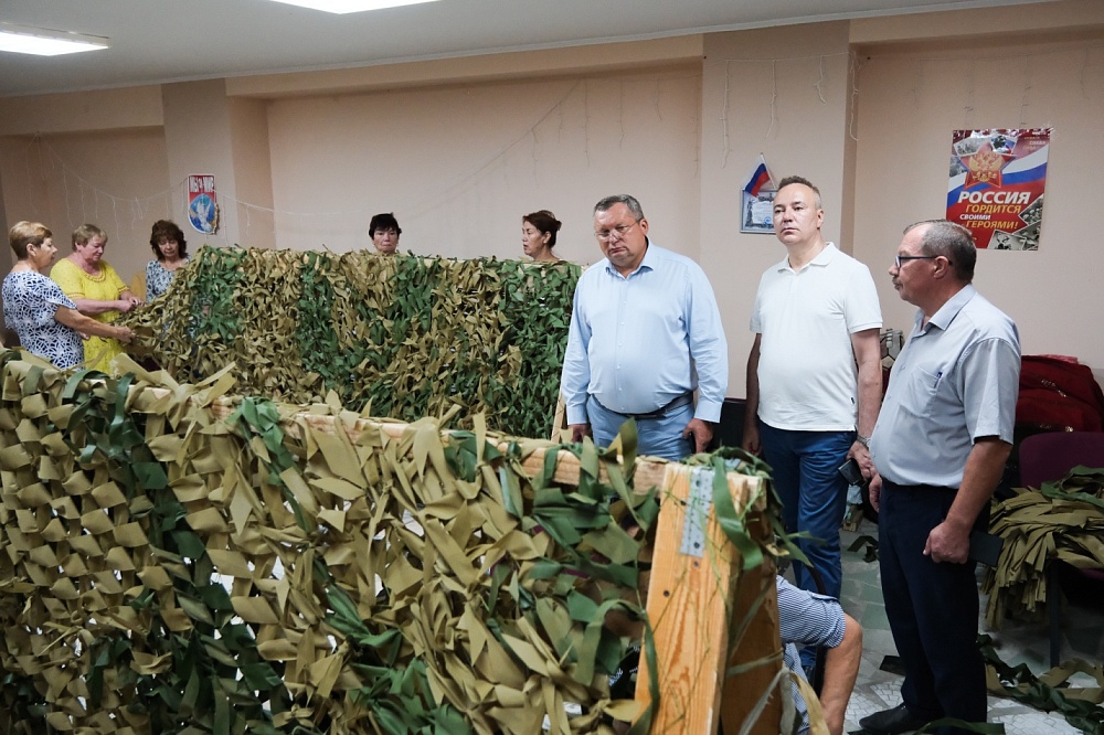 Жители астраханского поселка Верхнекалиновский отправили на передовую более 700 маскировочных сетей