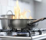 В Астрахани начался пожар из-за забытой на плите посуды
