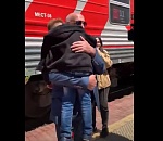 Огласка в СМИ помогла мужчине из Дагестана вернуть ребенка, которого отобрали астраханские силовики: трогательное видео встречи