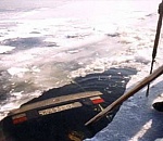 Автомобиль с пассажиром ушел под воду на паромной переправе в Астраханской области