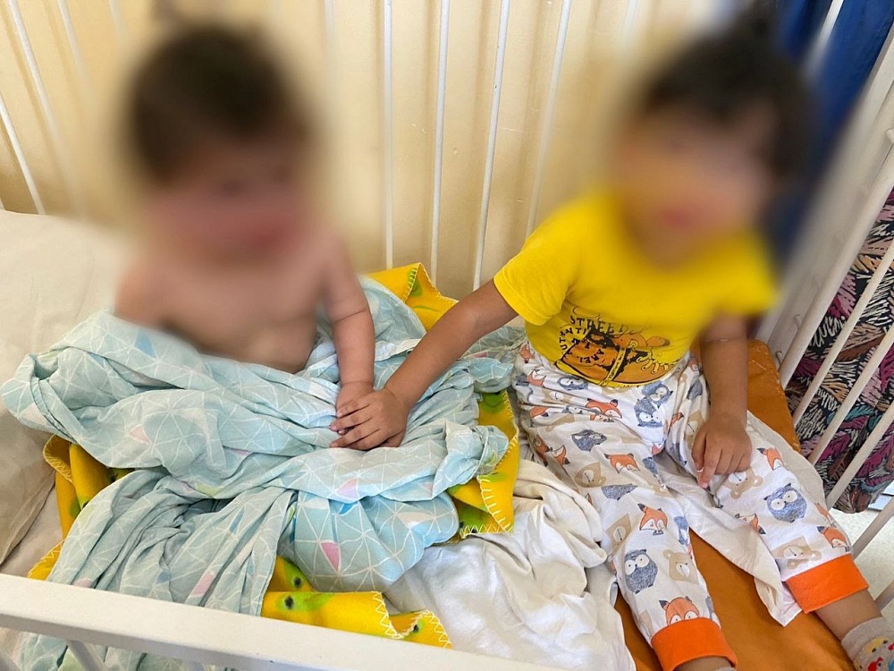 Найдена семья двух маленьких сестёр, которых астраханцы обнаружили в камышах