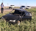 Под Астраханью легковушка опрокинулась и вылетела с трассы