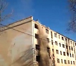 С крыши астраханского общежития эпично скидывают гору мусора