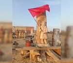 Фермер из Астрахани вырезал из дерева фигуру украинской бабушки с красным знаменем, покорившей интернет