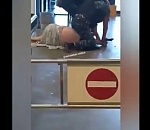 В астраханском гипермаркете задержали полуголую дебоширку. Видео