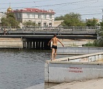 Астраханских детей, купающихся на нелегальных пляжах, будут за ручку отводить к родителям