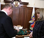 Путину вручили удостоверение президента. Какой из астраханских районов проголосовал за него хуже всех