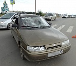 В Астрахани водитель сбил женщину на «зебре» и сбежал, бросив машину