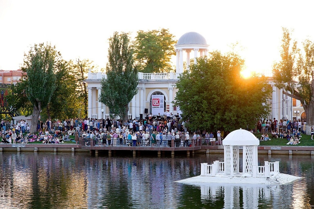 В центре Астрахани открывается серия музыкальных концертов на воде