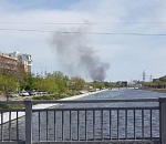 Столб дыма от сильного пожара виден в центре Астрахани