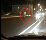 Жить надоело? В Астрахани девушка бросалась под машины