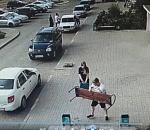 Психанул: астраханец демонтировал скамейку, на которой вечерами собиралась шумная толпа