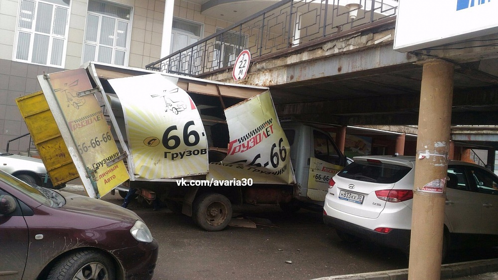 Фото дня: грузовик "подлез" под мост в центре Астрахани