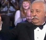 В Астрахани пенсионерка подарила Алене Губановой домашние консервированные помидоры