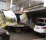 Фото дня: грузовик "подлез" под мост в центре Астрахани