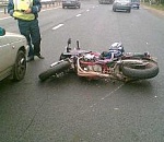 В Астрахани столкнулись автомобиль и мотоцикл