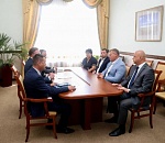 Игорь Бабушкин обсудил с представителем ВТБ социальную ипотеку и единую карту жителя Астраханской области