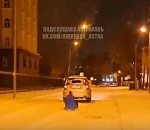 Астраханцы устроили покатушки на привязанных к машине санях: видео