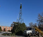В Астрахани началась установка главной елки города