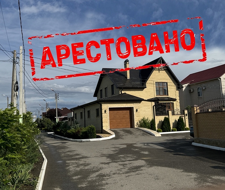 У астраханцев за долги по коммуналке арестовывают машины и дома