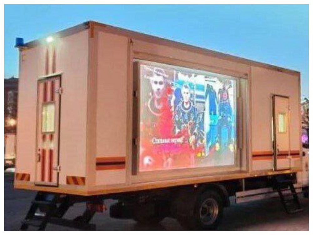 По Астрахани разъезжает машина, информирующая население о мерах безопасности