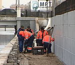 На Набережной 1 мая рабочие всеми силами восстанавливают плитку после ремонта сетей