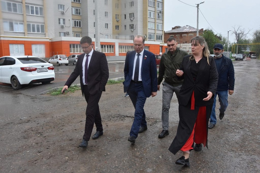 В Астрахани строители завалили канализацию мусором и чуть не устроили потоп