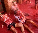 Петербуржцы закидают друг друга астраханскими помидорами на первой российской томатине