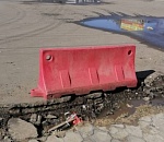 В Астрахани оградили место, куда влетела женщина на машине