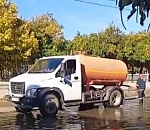 С улиц Астрахани продолжают откачивать осадки