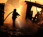 Ночью неизвестный случайно спалил гаражи на одной из улиц Астрахани