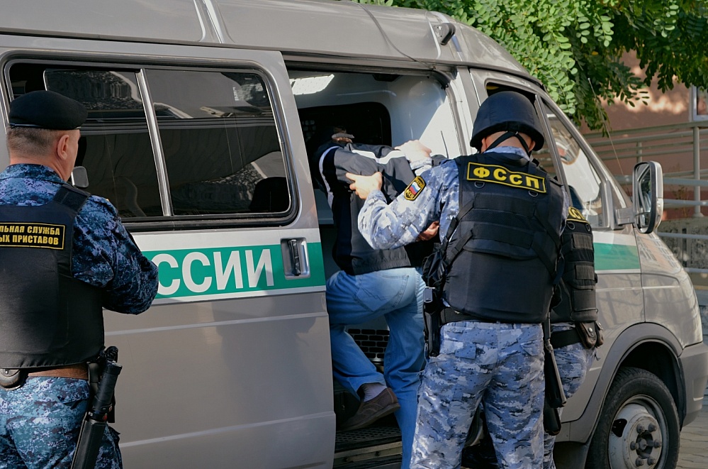 В Астраханской области горе-отца задержали и доставили в суд