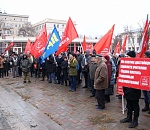 Снег, люди и красные флаги: астраханцы вновь призывают к отставке правительства