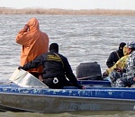 Под Астраханью браконьеры едва не затопили полицейский катер 