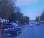 Молодой безработный астраханец колесил на BMW X5 у "Ленты" по встречке: кадры безбашенной езды