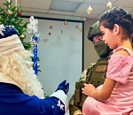 В Астрахани маленьких воспитанников соццентра поздравил Дед Мороз спецназначения