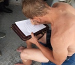 На астраханца в воде шла баржа с песком, спасатели сработали молниеносно