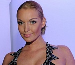 Анастасия Волочкова вышла из Кировского суда Астрахани