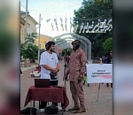 Музыкант вышел на улицы Астрахани, чтобы записать с прохожими песню про город