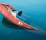 Под Астраханью лодка врезалась в дерево, есть жертвы