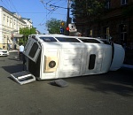 В центре Астрахани опрокинулась маршрутка: пострадало шесть человек