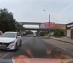 В Астрахани задержан таксист, грубо нарушивший ПДД и едва не сбивший женщину