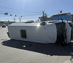 В Астрахани опрокинулась маршрутка после выезда на запрещающий сигнал